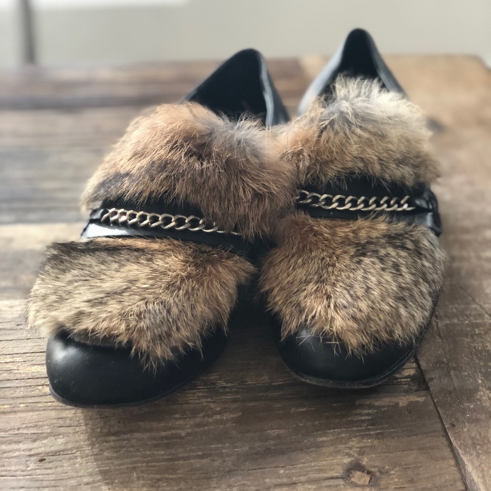 Black leather loafer with real fur and chain